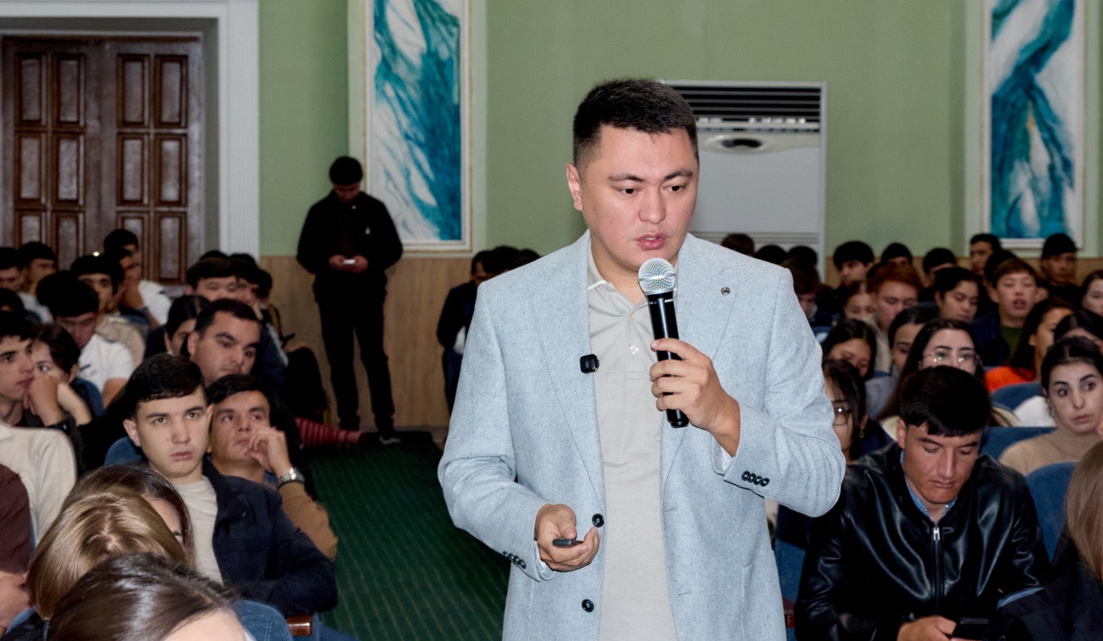 KazNARU СТУДЕНТТЕРІМЕН АГРОБИЗНЕС, ҚАРЖЫ ЖӘНЕ ҚҰҚЫҚ БОЙЫНША ТАҒЫЛЫМДЫ КЕЗДЕСУ