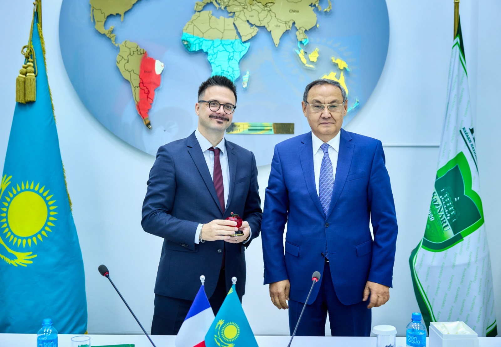 KazNARU: ФРАНЦУЗ МАМАНДАРЫ ҚАЗАҚСТАНДА ЖҮЗІМ ШАРУАШЫЛЫҒЫН ДАМЫТУҒА ҮЛЕС ҚОСАДЫ