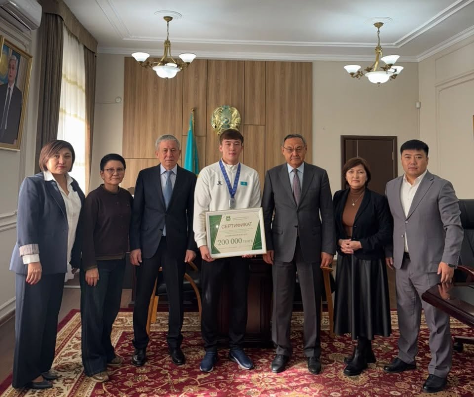 KazNARU РЕКТОРЫ ӘЛЕМ ЧЕМПИОНАТЫНЫҢ КҮМІС ЖҮЛДЕГЕРІ ЖАНСАНАТ ҚАБДРАКИМОВТІ ҚҰТТЫҚТАДЫ