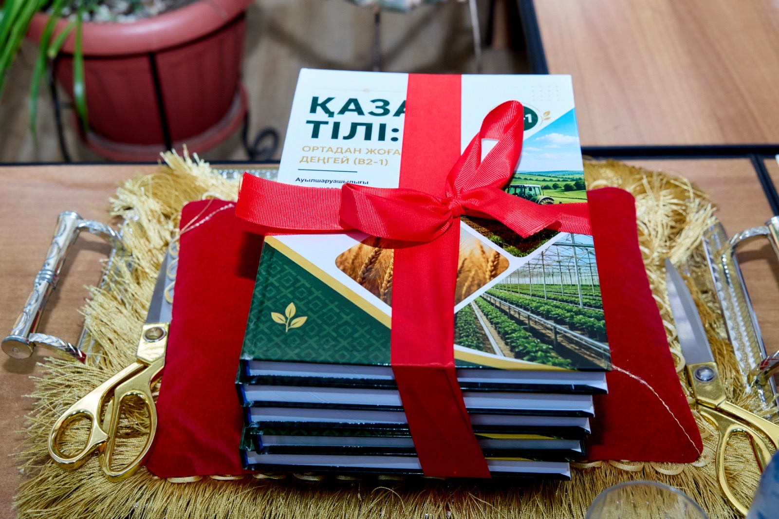 KazNARU-да КӘСІБИ ҚАЗАҚ ТІЛІН ОҚЫТУҒА АРНАЛҒАН ЖАҢА ОҚУ ҚҰРАЛЫ ТАНЫСТЫРЫЛДЫ