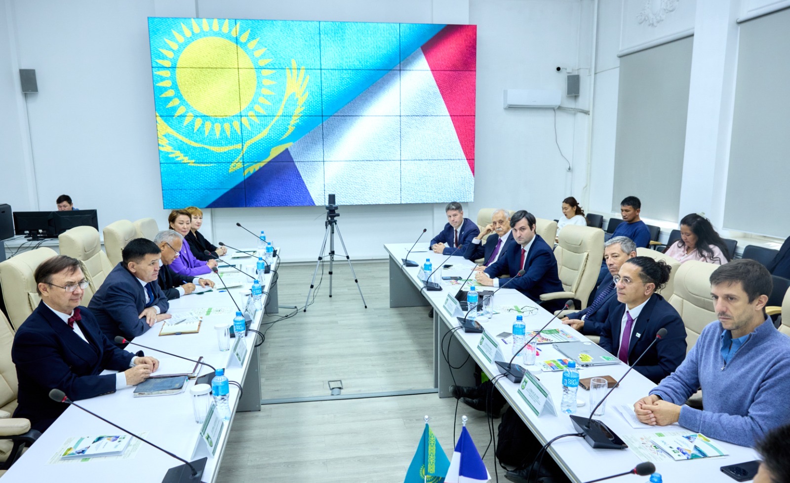 KazNARU: ФРАНЦУЗ МАМАНДАРЫ ҚАЗАҚСТАНДА ЖҮЗІМ ШАРУАШЫЛЫҒЫН ДАМЫТУҒА ҮЛЕС ҚОСАДЫ