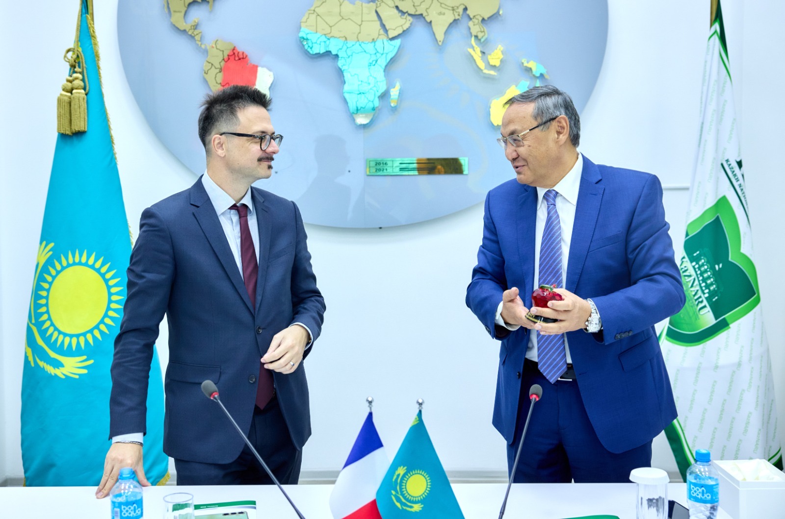 KazNARU: ФРАНЦУЗ МАМАНДАРЫ ҚАЗАҚСТАНДА ЖҮЗІМ ШАРУАШЫЛЫҒЫН ДАМЫТУҒА ҮЛЕС ҚОСАДЫ
