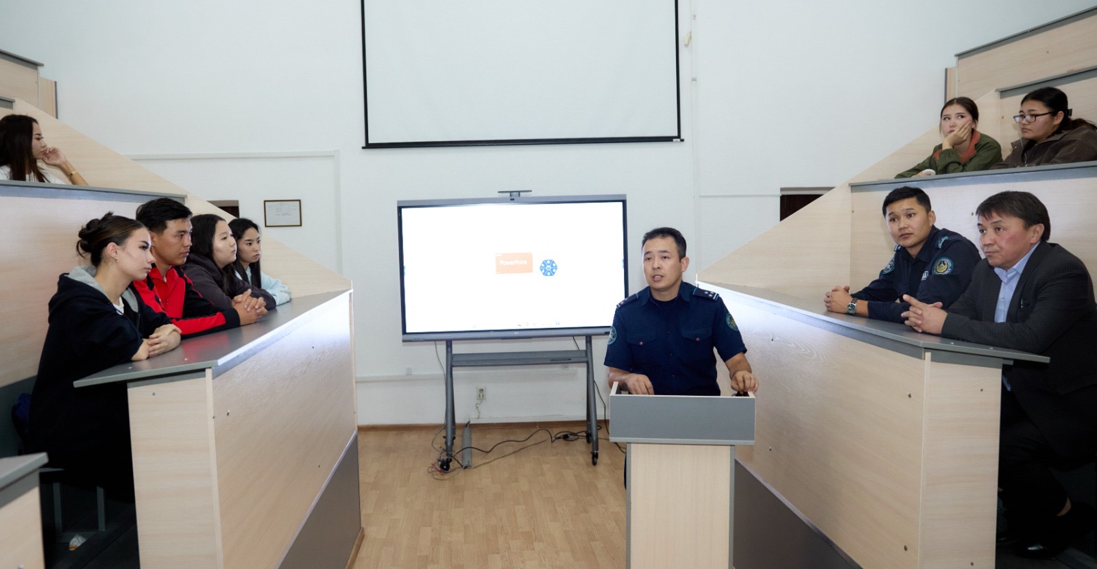KazNARU-да «СТУДЕНТТЕРДІҢ ҚҰҚЫҚТЫҚ САУАТТЫЛЫҒЫ – ЗАҢ МЕН ТӘРТІПТІҢ НЕГІЗІ» ТАҚЫРЫБЫНДА КЕЗДЕСУ ӨТТІ