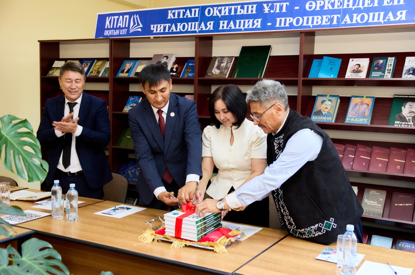 KazNARU-да КӘСІБИ ҚАЗАҚ ТІЛІН ОҚЫТУҒА АРНАЛҒАН ЖАҢА ОҚУ ҚҰРАЛЫ ТАНЫСТЫРЫЛДЫ