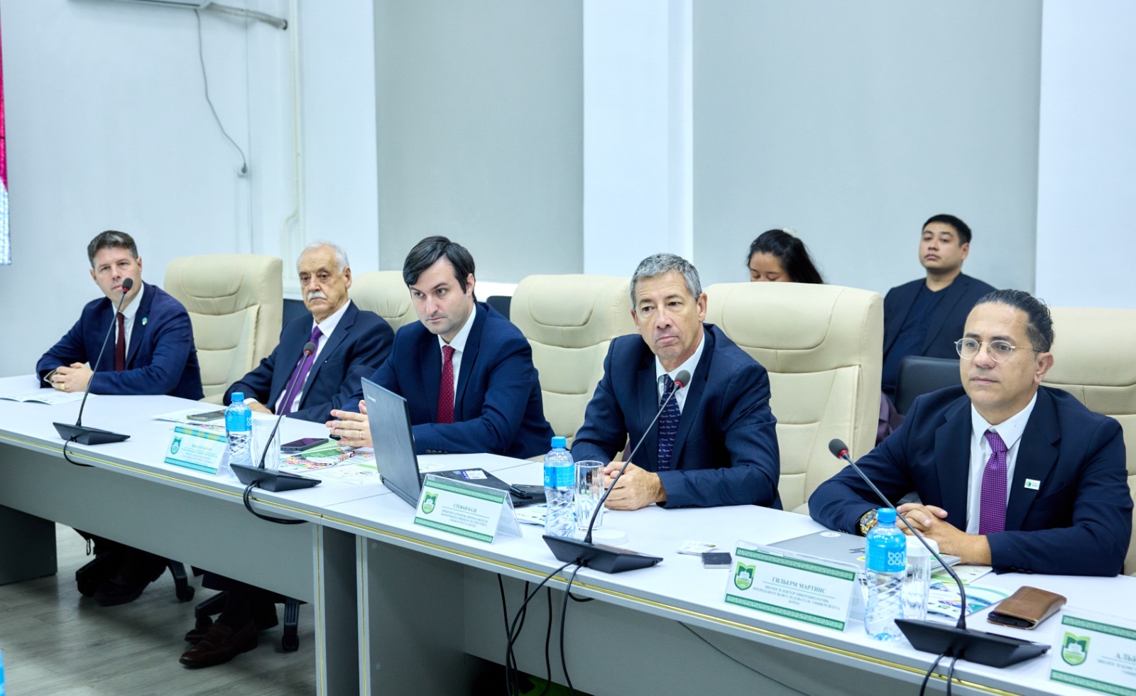 KazNARU: ФРАНЦУЗ МАМАНДАРЫ ҚАЗАҚСТАНДА ЖҮЗІМ ШАРУАШЫЛЫҒЫН ДАМЫТУҒА ҮЛЕС ҚОСАДЫ