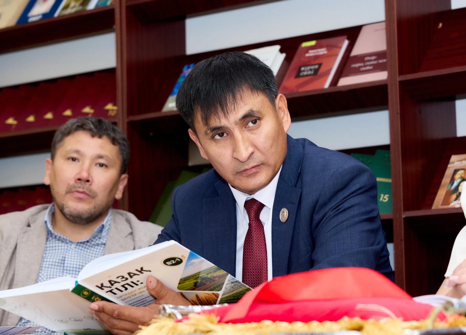 KazNARU-да КӘСІБИ ҚАЗАҚ ТІЛІН ОҚЫТУҒА АРНАЛҒАН ЖАҢА ОҚУ ҚҰРАЛЫ ТАНЫСТЫРЫЛДЫ