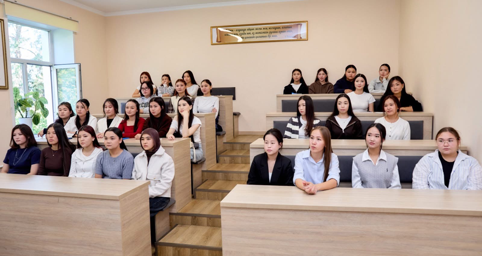 KazNARU-да БІРІНШІ КУРС СТУДЕНТТЕРІНЕ АРНАЛҒАН АҚПАРАТТЫҚ-ТАНЫСТЫРУ КЕЗДЕСУЛЕРІ ӨТУДЕ