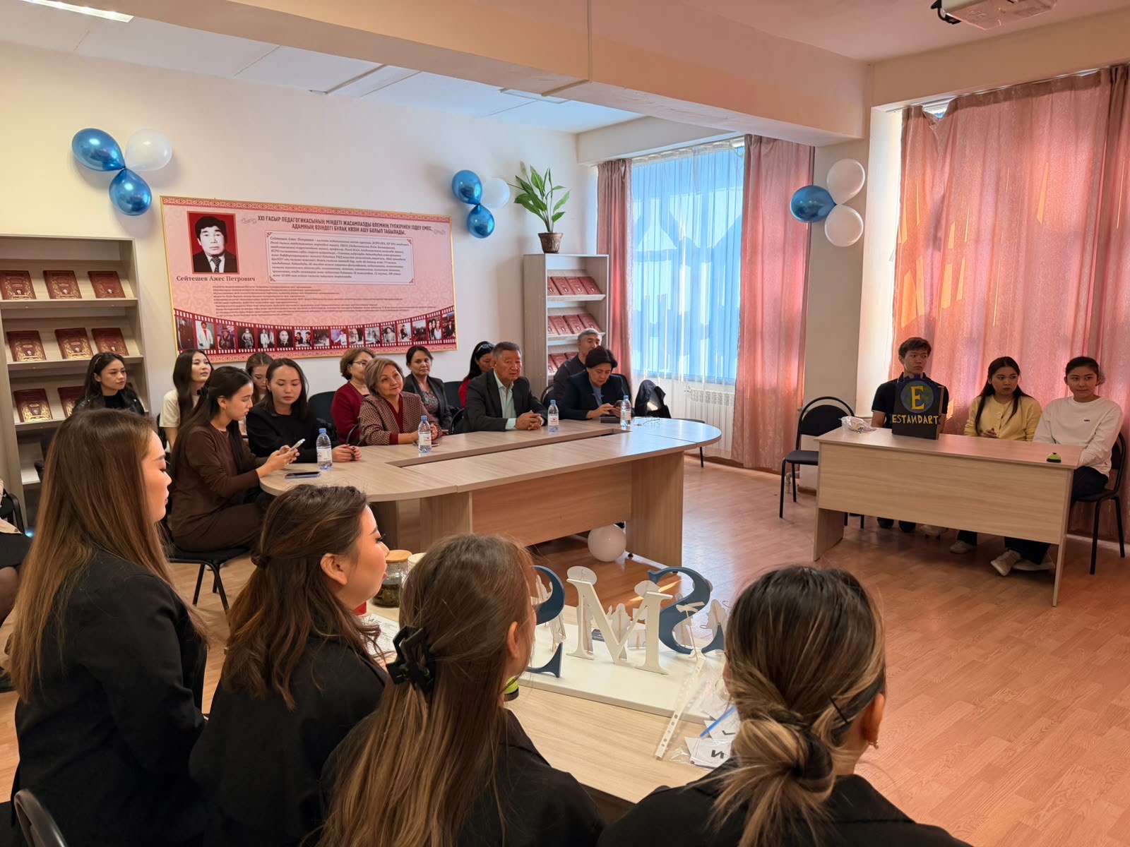 KazNARU СТУДЕНТТЕРІ ДҮНИЕЖҮЗІЛІК СТАНДАРТТАУ КҮНІН БІЛІМ САЙЫСЫМЕН АТАП ӨТТІ